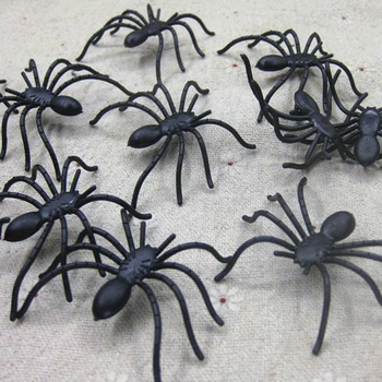10 Adet / grup Mini plastik siyah ışık örümcek şaka doğum günü oyuncaklar DIY dekorasyon DIY cadılar bayramı partisi dekoratif sahne