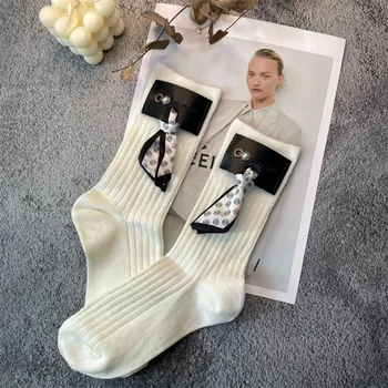 Sonbahar ve kış yeni deri etiket ipek eşarp çift iğne çorap orta tüp moda dekorasyon gelgit çorap tatlı ve çok yönlü